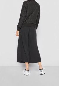 Urban Classics Bomberjacks - black