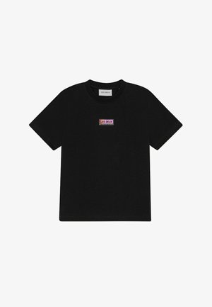 Camiseta de algodón negra con un pequeño logo rectangular en texto morado y rosa en el pecho. Cuello redondo, mangas cortas y ajuste estándar.