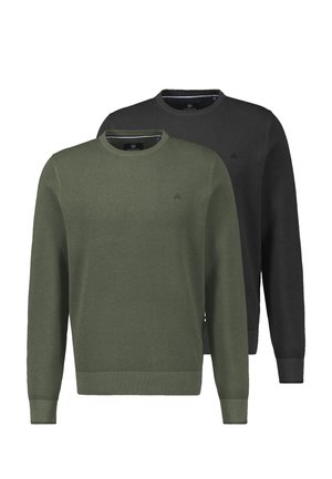 Due maglioni a maniche lunghe e girocollo da uomo, uno verde oliva davanti e uno nero dietro, entrambi con maglia leggermente strutturata e piccolo logo.