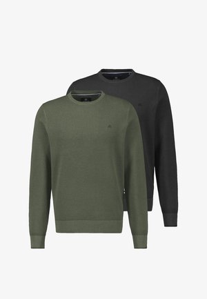 To mænds langærmede crewneck-trøjer, den ene i olivengrøn foran og den anden sort bagved, begge med diskret tekstureret strik og lille logo.