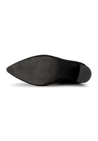 Zapato negro de punta afilada con parte superior de punto texturizado y suela de goma lisa, que presenta surcos verticales para tracción y un tacón redondeado.
