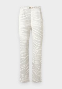 Lyse beige bukser med brede ben og hvide abstrakte zebra-striber samt et slankt hvidt bælte med en guldspænde.