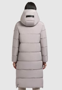 Pardessus lungo in grigio chiaro con cappuccio, caratterizzato da un design trapuntato, dettagli con zip all'orlo e logo visibile sulla schiena.