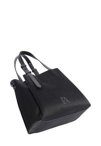 Bolso tote de cuero negro con un acabado texturizado, forma triangular, correas de hombro ajustables y un logotipo en relieve en la parte frontal.