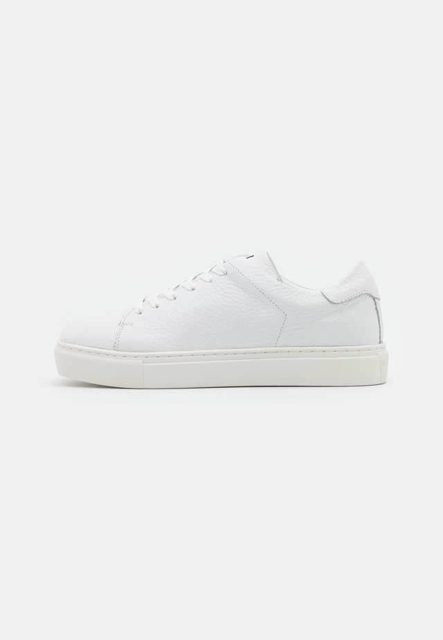 SQUARED SHOES - Trainers - white