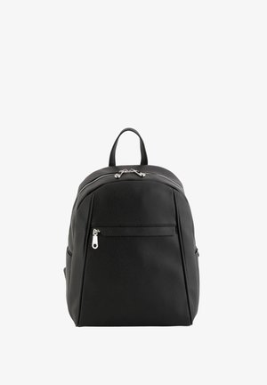 Schwarzer Leder-Rucksack mit strukturiertem Oberflächen, gewölbtem Deckel, vorderer Reißverschlussstasche und doppelten Schulterriemen zum Tragen.