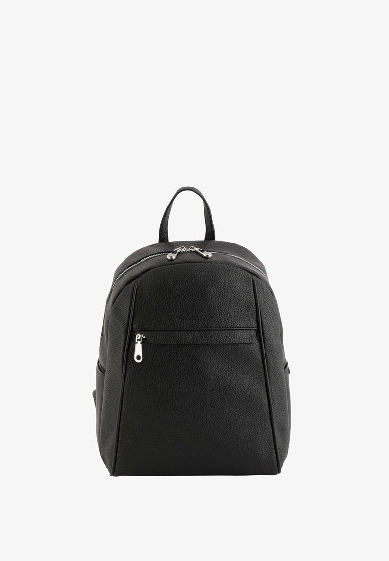 Černý kožený batoh s texturovaným povrchem, zakřiveným vrškem, přední kapsou na zip a dvojitými ramenními popruhy pro nošení.