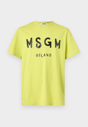 Rumena majica s kratkimi rokavi, z črnim napisom MSGM Milano spredaj, zaobljenim izrezom okrog vratu in ravnim robom.