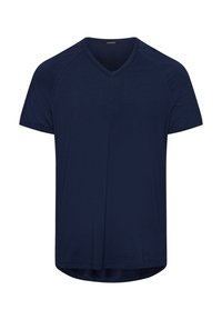 Navyblauwe V-hals t-shirt van gladde stof, met korte raglanmouwen en een iets langere achterzoom voor extra bedekking.