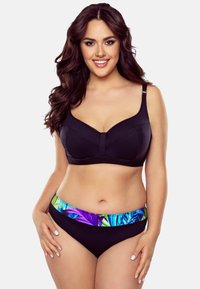 Top bikini nero con scollatura curvata e spalline regolabili, abbinato a slip bikini neri con una vita a stampa tropicale colorata.