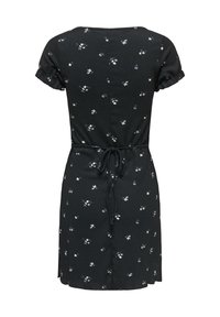 Robe noire manches courtes avec petit motif floral blanc, taille cintrée avec ceinture nouée et ourlet légèrement festonné.