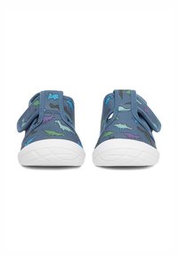 Mėlyni audinio batai su žaliu, violetiniu ir turkio spalvos dinozaurų raštu. Dizainą papildo velcro dirželiai ir balta gumine pada.