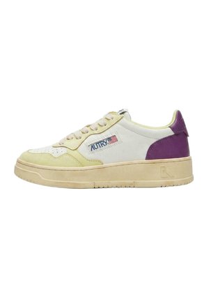 Sneaker bianca e giallo pallido low-top con tallone viola, suola beige, punta perforata, lacci e patch con logo Autry e bandiera americana sul lato.