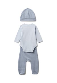 Body a maniche lunghe bianco per neonato, pantaloni a righe blu e bianche con piedi, e berretto a righe coordinato, adagiate su uno sfondo bianco.