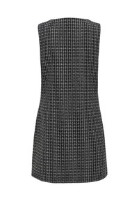 Robe sans manches en noir et blanc avec un motif texturé à carreaux, silhouette ajustée et décolleté droit, se terminant à mi-cuisse.
