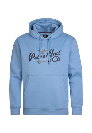 Lichtblauwe hoodie van zachte katoen, met een voorste kangoeroezak, trekkoorden en een opvallend bedrukt logo in donkerbruin.