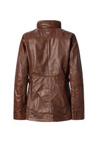Braune Lederjacke mit hohem Kragen, Taillengürtel hinten und sichtbaren Nähdetails. Glatte Textur und taillierte Passform.