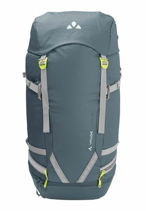 Zaino grigio con finitura texture, dotato di spallacci regolabili grigi, dettagli gialli vivaci e un compartimento con zip alla base.