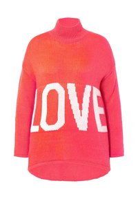 Rosa gestrickter Pullover mit hohem Kragen, lockerer Passform und einem großen weißen "LOVE"-Grafik auf der Vorderseite mit einem allmählichen Farbverlauf.