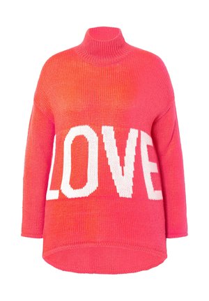 Růžový pletený svetr s vysokým límcem, volným střihem a velkým bílým nápisem "LOVE" přes přední stranu s postupným barevným přechodem.