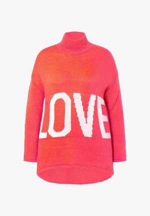 Roze gebreide trui met een hoge hals, een losse pasvorm en een grote witte "LOVE" opdruk over de voorkant met een geleidelijke kleurverloop.