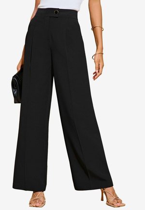 Pantaloni neri a gamba larga con vita alta, dotati di una piega frontale e un dettaglio a bottone circolare. Tessuto liscio con una finitura lucida.