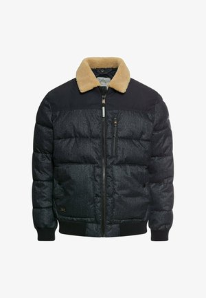 Puffermantel in Dunkelgrau mit strukturiertem Finish, ausgestattet mit einem hellbraunen Kunstfellkragen, Reißverschluss und gerippten Bündchen. Enthält eine Brusttasche.