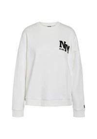 Witte sweater gemaakt van zachte stof, met een ronde hals en een losse pasvorm. Zwart geborduurd “NM” logo met daaronder "BE NOISY" op de borst.