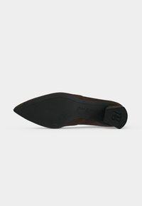 Semelle de chaussure à bout pointu en caoutchouc noir avec la marque "paul green" et la taille "8 1/2" au niveau du talon.