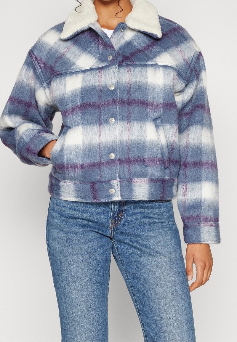 Blå och vit rutig jacka med ett shearlingkrage, med en lös passform, tryckknappar och två sidofickor. Texturerat tyg.