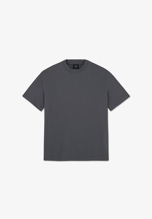 Harmaa puuvillapaita, jossa on pyöreä pääntie ja lyhyet hihat. Suuri pehmeä pinta, suora helma ja yksinkertainen, koristelematon muotoilu.