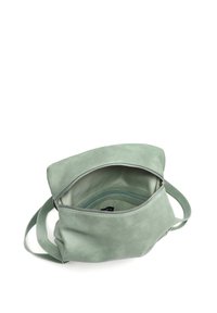 Zelena usnjena torba s mehko teksturo in preprostim dizajnom. Ima zadrgo in notranji žep, ki prikazuje svetlo modro podlogo.