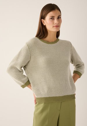 Lichtgewicht gebreide trui in wit met een groene geribbelde halslijn en zoom, met een losse pasvorm en een gestructureerde, luchtige stof.