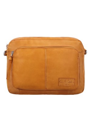Hellbraune Leder-Umhängetasche mit vorderer Reißverschlusstasche und geprägtem "Gusti Leder studio" Logo-Patch, rechteckige Form und silberne Beschläge.