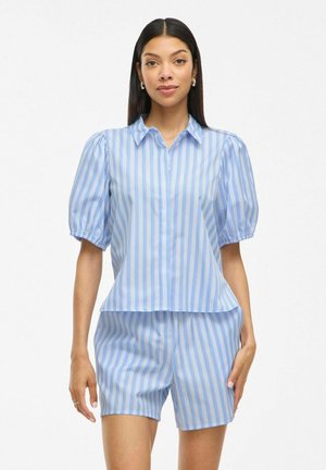 Camicia azzurra a righe con maniche corte e colletto, maniche a sbuffo e pantaloni coordinati, caratterizzata da un tessuto morbido e una vestibilità comoda.