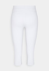 Białe legginsy capri z wysokim stanem, wykonane z gładkiego, rozciągliwego materiału. Charakteryzują się bezszwową konstrukcją i zwężaniem ku kostkom.