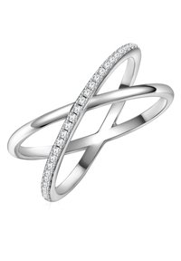 Strieborný prekrížený prsteň s hladkým lešteným pásikom a radom malých priezračných kameňov osadených pozdĺž jedného okraja, čo vytvára zložitý vizuálny detail.