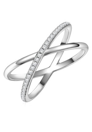 Srebrni prsten crossover dizajna s glatkim poliranim trakama i redom malih prozirnih kamenčića postavljenih duž jednog ruba, stvarajući složen vizualni detalj.