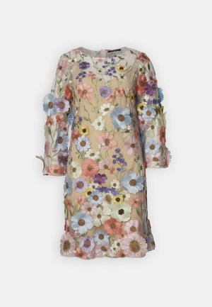 Vestido bordado com flores, com mangas longas transparentes, apresentando flores multicoloridas sobre uma base castanho-claro, gola redonda e corte até ao joelho.