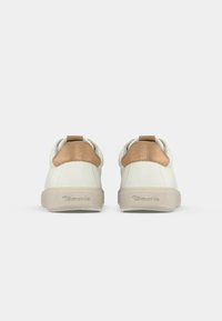 Λευκά αθλητικά παπούτσια με υφή στον ανοιχτό καφέ τακούνι και μπεζ καουτσούκ σόλες, που διαθέτουν μινιμαλιστικό σχεδιασμό και λείο φινίρισμα.
