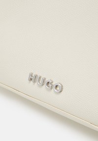 HUGO CHRIS biały