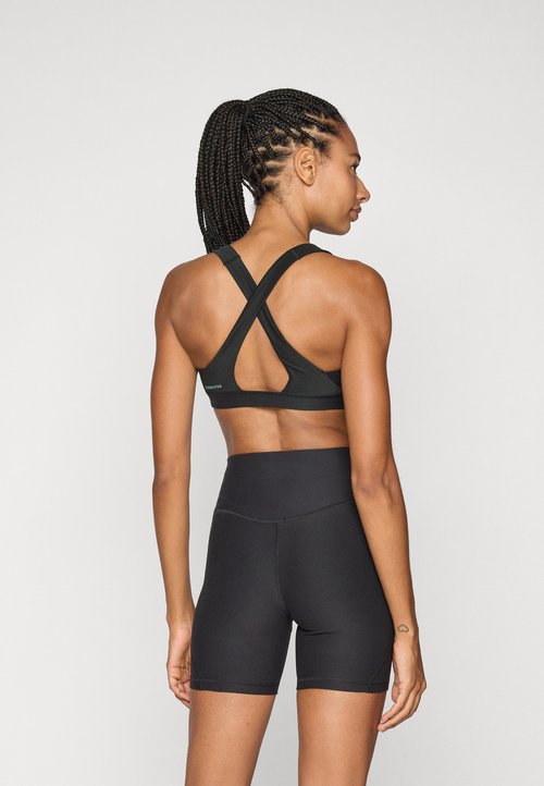 PUMA CLOUDSPUN BRA - MID - Medium support sports bra - black — foto 3