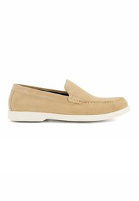 Beige suède instap schoenen met een lage witte rubberen zool en gestikte details langs de teen. Glad textuur en minimaal ontwerp.