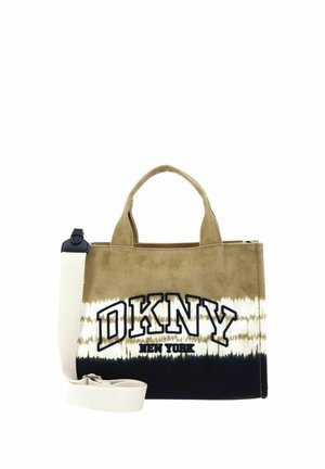 Petit sac fourre-tout avec motif tie-dye beige, blanc et noir, logo DKNY New York, deux poignées et une bandoulière blanche amovible.