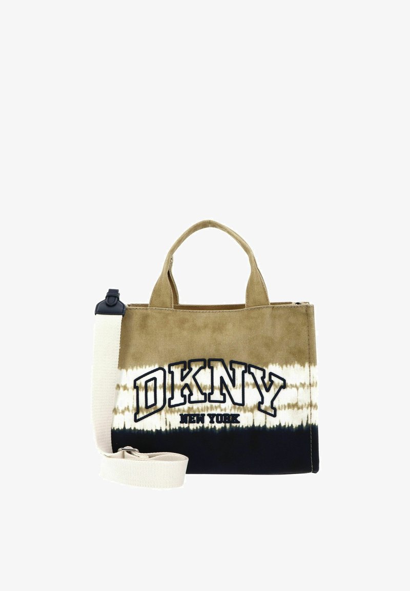 Petit sac fourre-tout avec motif tie-dye beige, blanc et noir, logo DKNY New York, deux poignées et une bandoulière blanche amovible.