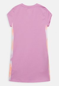 Tyttöjen lyhythihainen vaaleanpunainen mekko, jossa tie-dye-kuvioidut sivupaneelit, pyöreä pääntie ja suora helma.