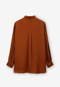 Langarmen overhemd in rustkleurig satijn, met een Chinees kraag, manchetten met knopen en een subtiele plooi-detail aan de achterkant.