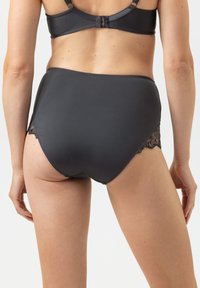 Schwarze, hochgeschnittene Unterwäsche aus glattem Stoff mit Spitzenverzierungen an den Seiten und einem nahtlosen Design für Komfort und Passform.