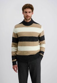 Gestrickter Pullover mit horizontalen Streifen in Creme, Beige und Dunkelgrau, mit hohem geripptem Kragen und geripptem Saum. Strukturiertes Finish.
