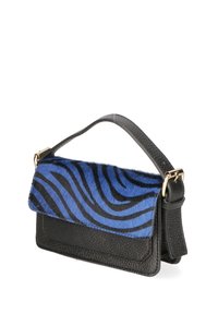 Borsa a tracolla nera in pelle con un cappuccio in pelliccia sintetica a righe blu e nere. Presenta una maniglia superiore e dettagli in metallo color oro, offrendo un contrasto di texture.